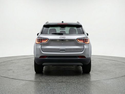 Used 2025 Jeep Compass Limited image 7