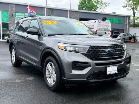 Used 2023 Ford Explorer XLT AWD/4WD image 3