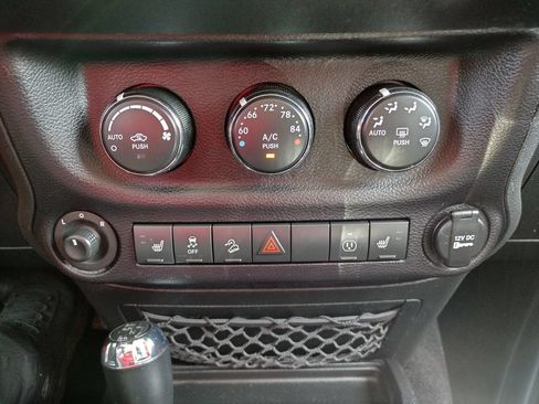 Used 2015 Jeep Wrangler Unlimited Rubicon w/ Connectivity Group AWD/4WD image 24