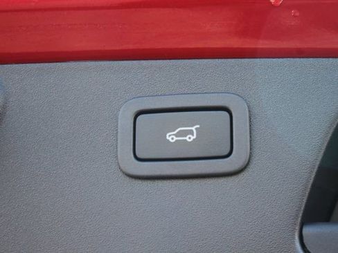 Used 2020 Jaguar E-PACE SE image 25