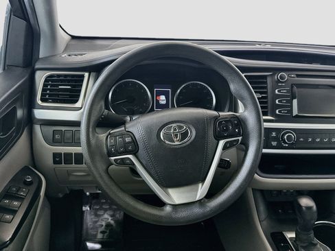 Used 2019 Toyota Highlander LE FWD image 17