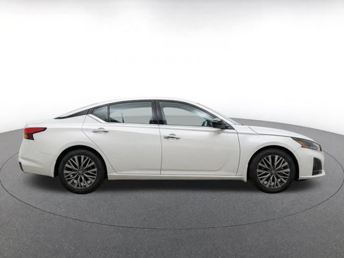 Used 2025 Nissan Altima 2.5 SV FWD image 10