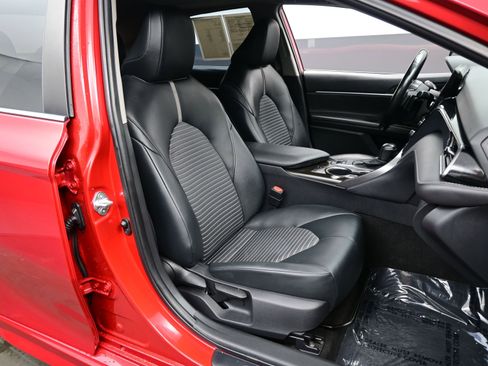 Used 2021 Toyota Camry SE w/ Cold Weather Package image 14