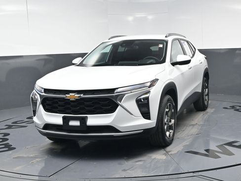 Used 2025 Chevrolet Trax LT w/ Driver Confidence Package image 11