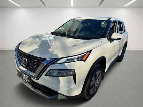 Used 2021 Nissan Rogue SV image 2