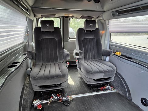 Used 2014 GMC Savana 2500 Extended RWD image 11