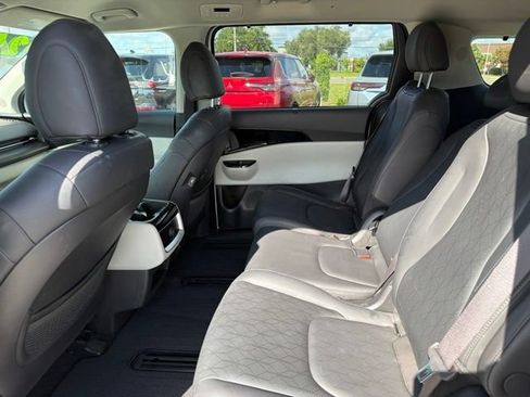 Used 2024 Kia Carnival EX FWD image 22