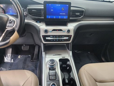 Used 2023 Ford Explorer XLT w/ Equipment Group 202A AWD/4WD image 17