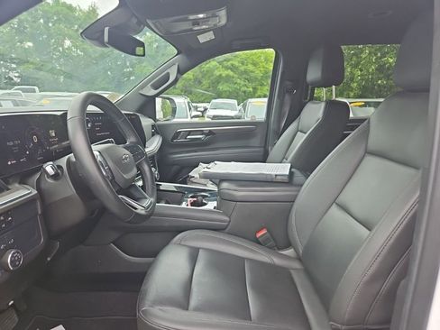 Used 2025 Chevrolet Suburban Z71 AWD/4WD image 16
