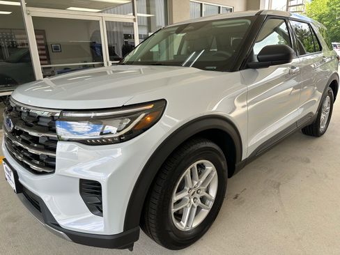 New 2026 Ford Explorer Active RWD image 3