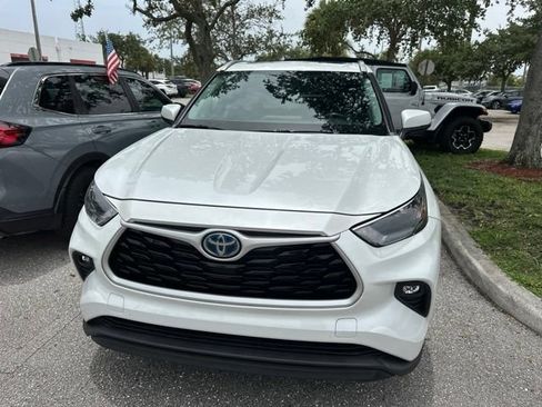 Used 2022 Toyota Highlander XLE AWD/4WD image 7