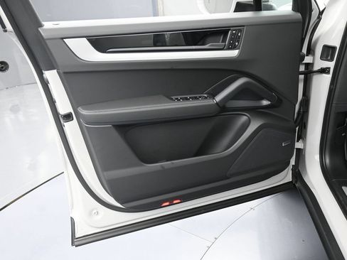 Certified 2026 Porsche Cayenne E-Hybrid AWD/4WD image 15