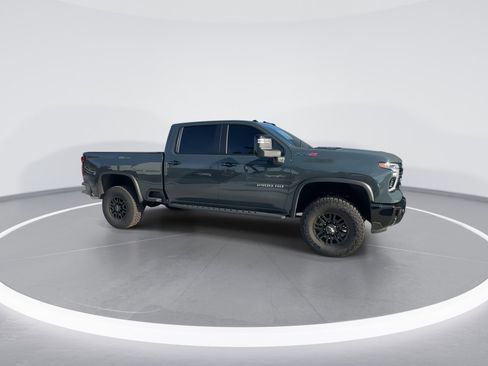Used 2025 Chevrolet Silverado 2500 ZR2 w/ Technology Package image 3