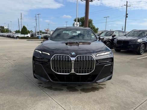 Used 2023 BMW 740i w/ Luxury Rear Seating Package RWD image 2