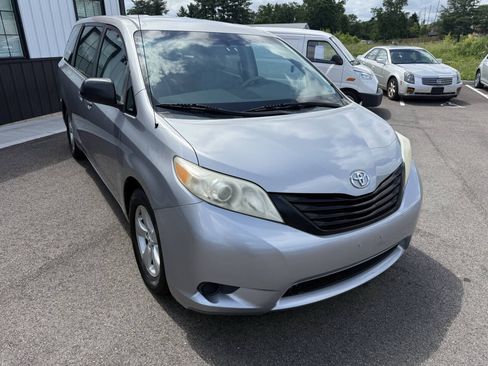 Used 2011 Toyota Sienna FWD image 4