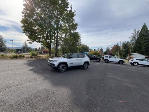 Used 2025 Jeep Compass Trailhawk w/ Trailer Tow Group image 16