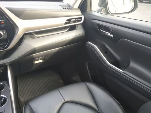 Used 2022 Toyota Highlander XLE image 16