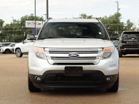 Used 2014 Ford Explorer XLT w/ Equipment Group 202A FWD image 2