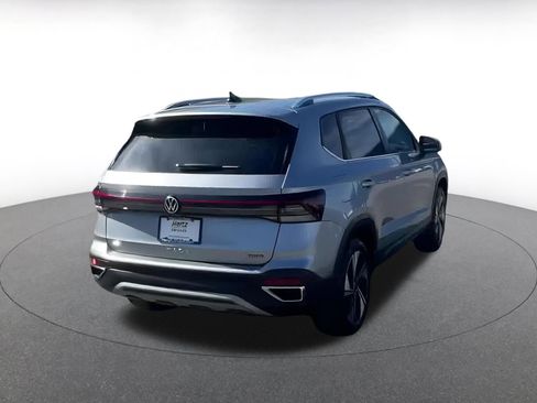 Used 2025 Volkswagen Taos SE image 12
