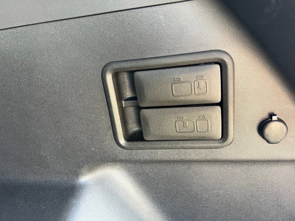 Used 2024 Chevrolet Equinox LT AWD/4WD image 24