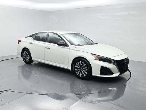 Used 2024 Nissan Altima 2.5 SV FWD image 2