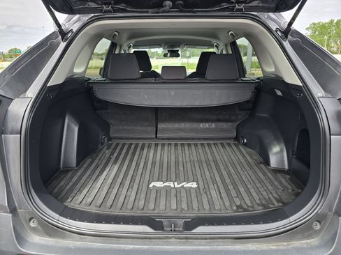Used 2021 Toyota RAV4 LE AWD/4WD image 18