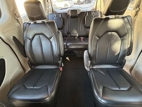 Certified 2023 Chrysler Pacifica Touring-L FWD image 13