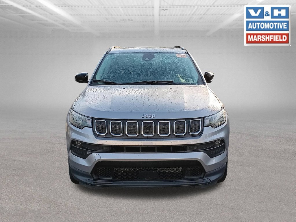 Used 2022 Jeep Compass Latitude w/ Sun and Sound Group AWD/4WD image 2