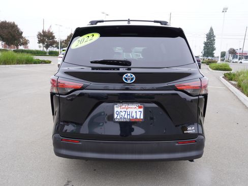 Used 2022 Toyota Sienna XLE image 9
