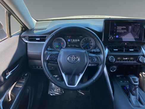 Used 2024 Toyota Venza LE AWD/4WD image 12