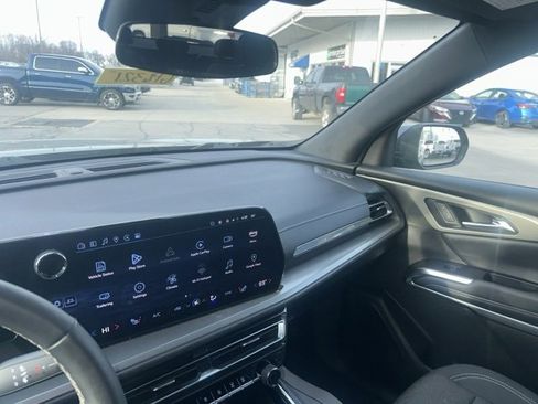 Used 2025 Chevrolet Traverse LT image 25