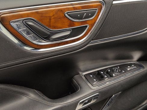 Used 2017 Lincoln Continental Select image 27