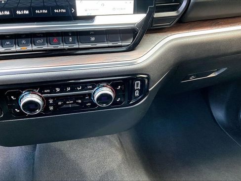 Used 2025 GMC Sierra 1500 SLT image 17