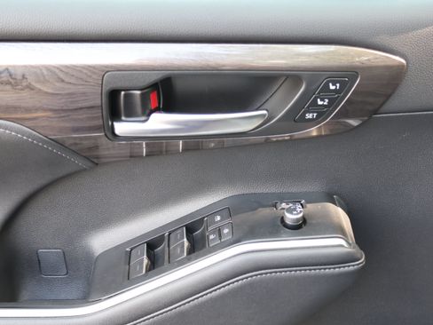 Certified 2024 Toyota Highlander Limited AWD/4WD image 24