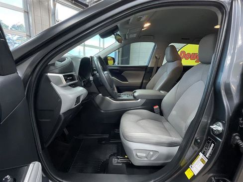 Used 2022 Toyota Highlander LE image 11