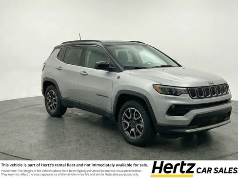 Used 2025 Jeep Compass Trailhawk AWD/4WD image 1