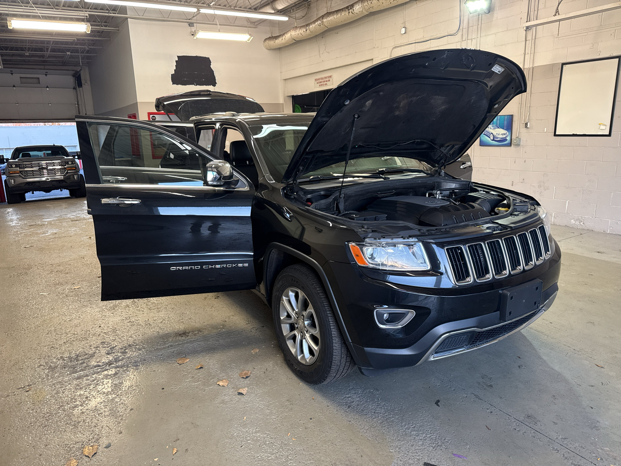 Used 2014 Jeep Grand Cherokee Limited w/ Trailer Tow Group IV AWD/4WD image 9