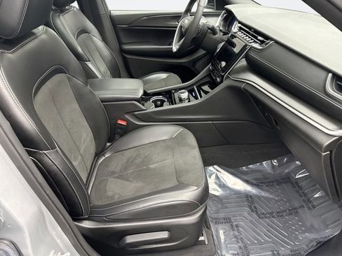 Used 2023 Jeep Grand Cherokee L Laredo image 16