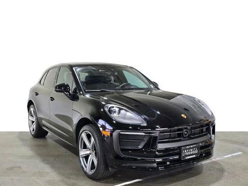 Used 2024 Porsche Macan image 3