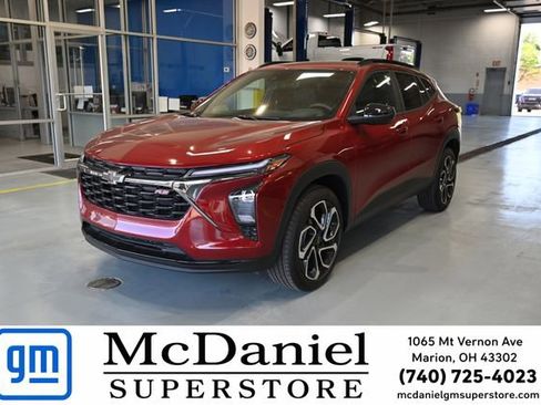 Used 2025 Chevrolet Trax RS FWD image 1