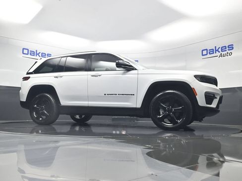Used 2023 Jeep Grand Cherokee Limited w/ Black Appearance Package AWD/4WD image 37