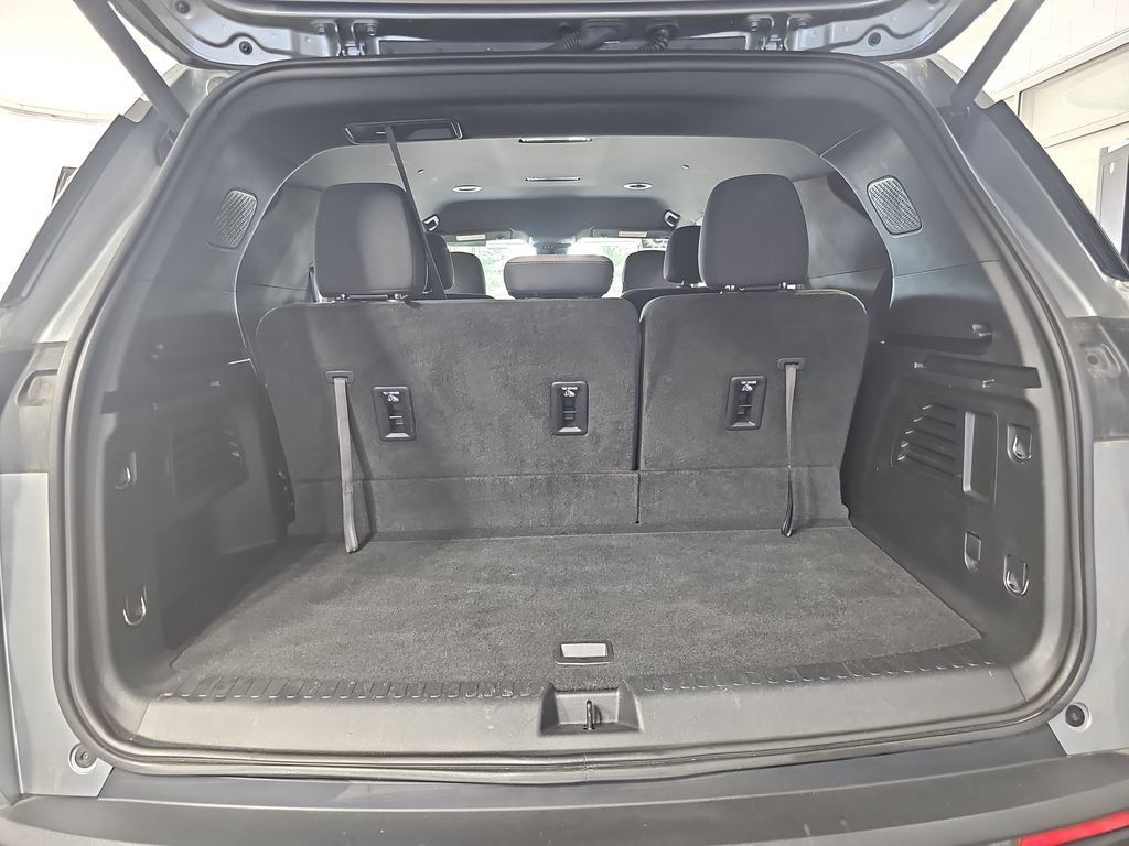Used 2025 Chevrolet Traverse LT FWD image 17