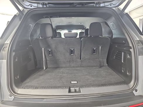 Used 2025 Chevrolet Traverse LT FWD image 17