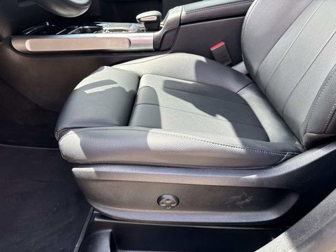 Used 2022 Mercedes-Benz GLB 250 w/ Premium Package Lite image 18