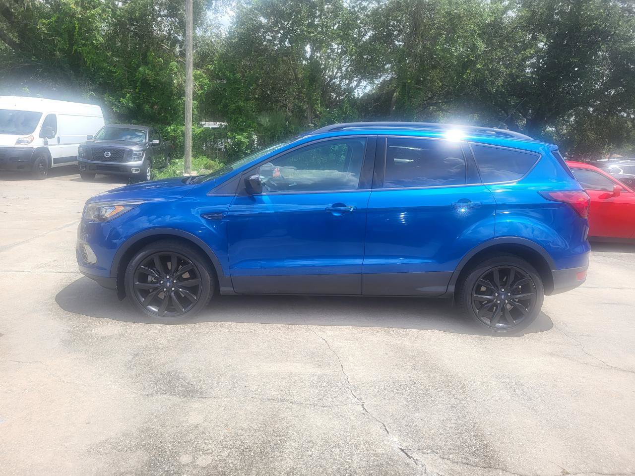 Used 2019 Ford Escape SE w/ SE Sport Appearance Package AWD/4WD image 1
