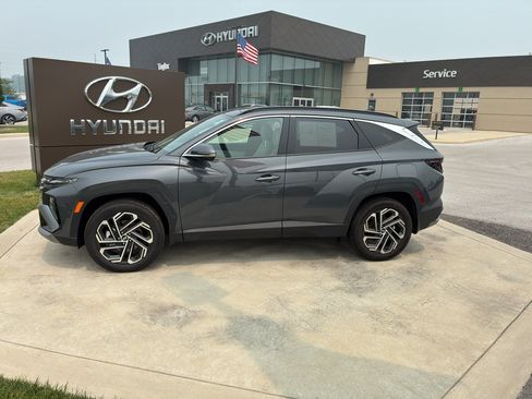 Certified 2025 Hyundai Tucson Limited AWD/4WD image 2
