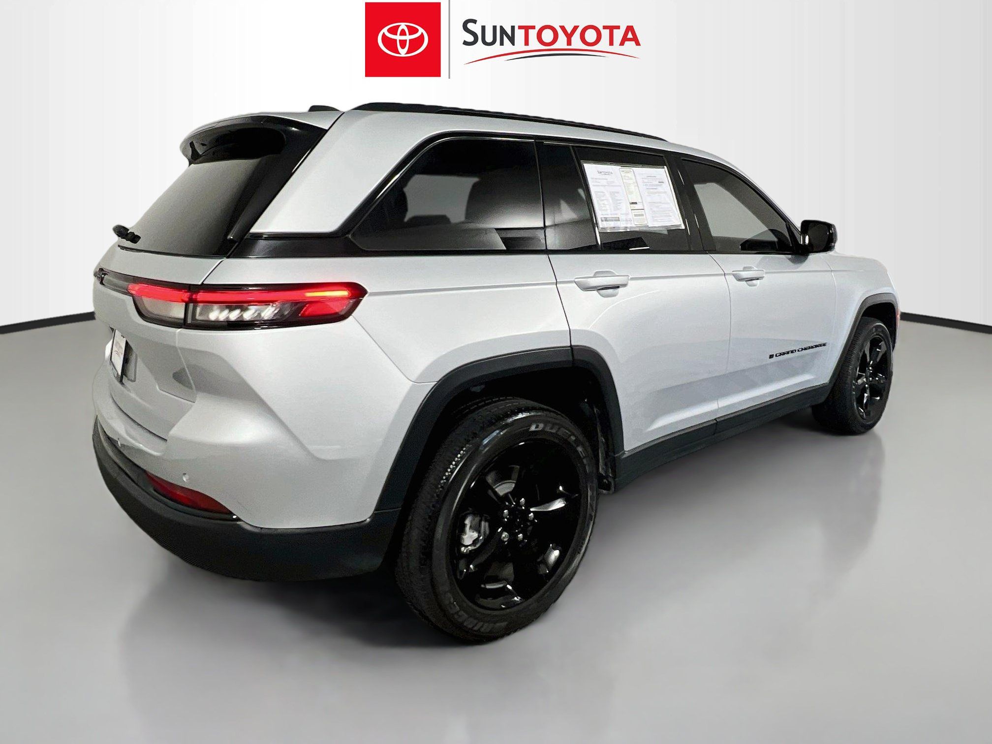 Used 2023 Jeep Grand Cherokee Altitude AWD/4WD image 4