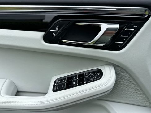 Certified 2025 Porsche Macan AWD/4WD image 12