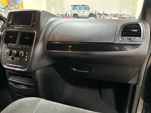 Used 2017 Dodge Grand Caravan SE image 32