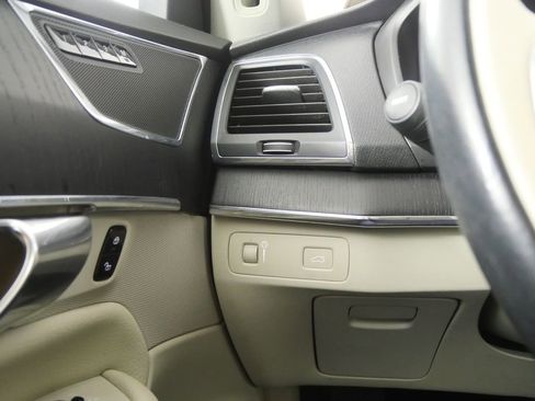 Used 2020 Volvo XC90 T5 Momentum w/ Protection Package FWD image 16